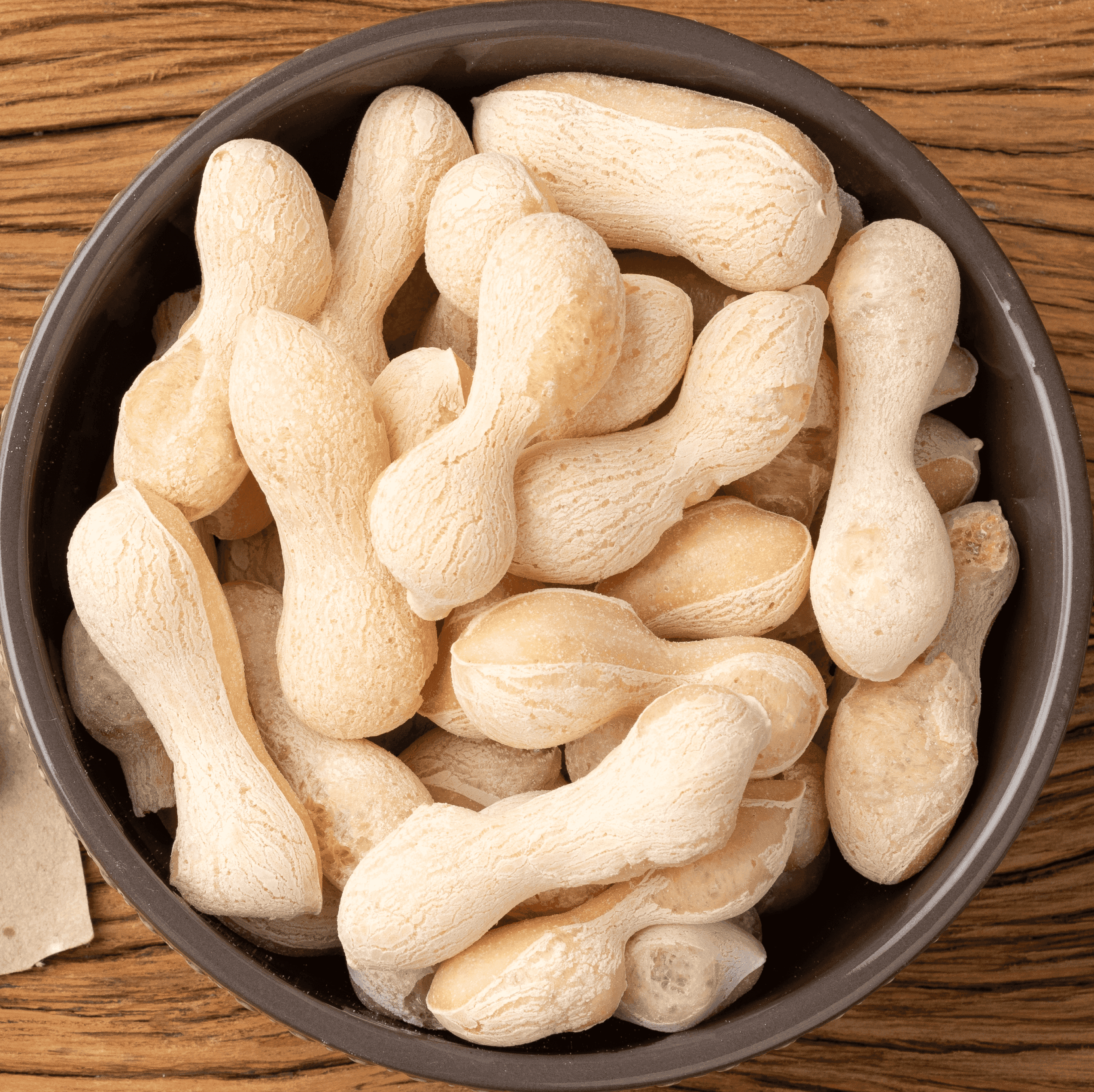 Tigela cheia de biscoitos de polvilho